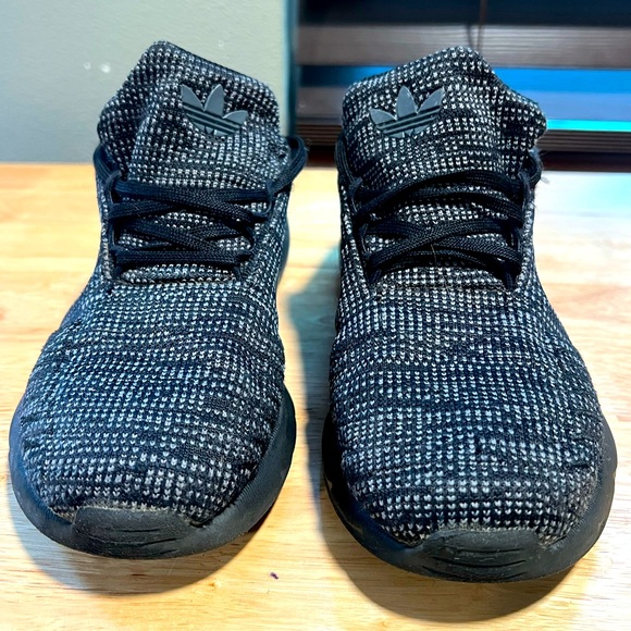 Kids Adidas shoes - Picture 2 of 4